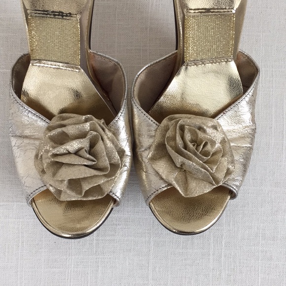 VINTAGE Gold Rosette Spring-o-later Style Heels - Picture 3 of 8